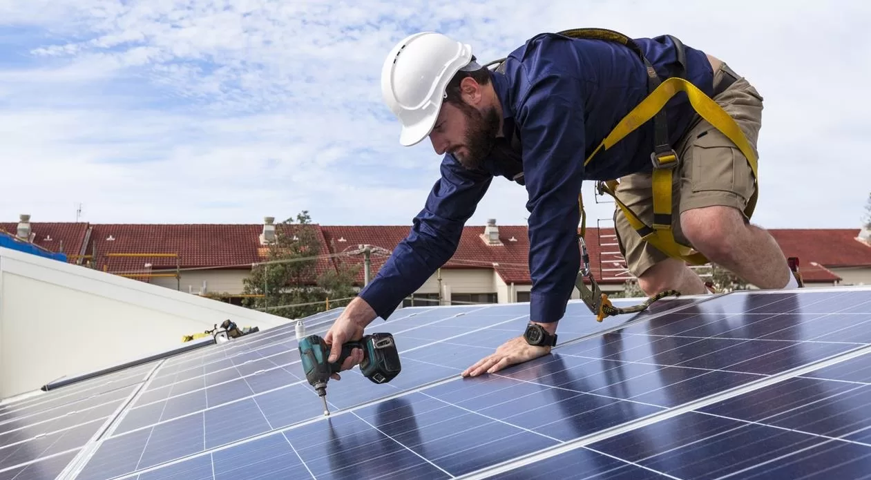 در صورت قطعی برق هنگام استفاده از انرژِی خورشیدی چه باید کرد؟