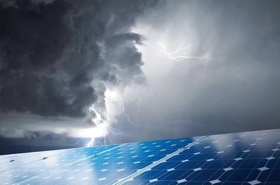 آیا پنل های خورشیدی می توانند در برابر طوفان مقاومت کنند؟